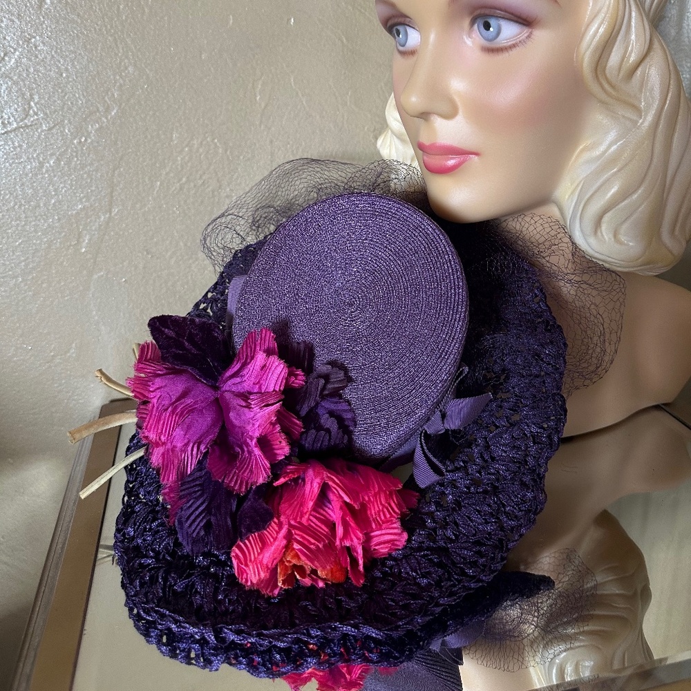 FABULOUS 1940s' PURPLE FEDORA/ "CROCHETED" BRIM + FABRIC FLOWERS & MATCHING VEIL - Picture 12 of 14